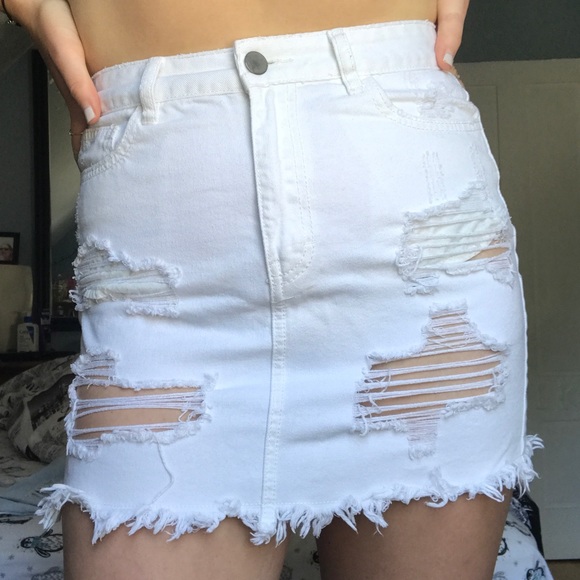 ❌SOLD❌ Forever 21 White Ripped Jean Skirt - Picture 3 of 3